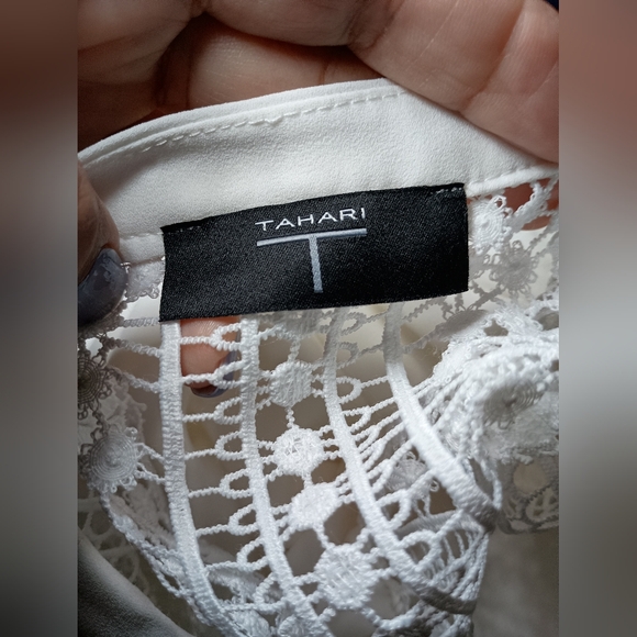 T Tahari V-Neck Crochet Bell-Sleeve Top Size S/P - Picture 9 of 12